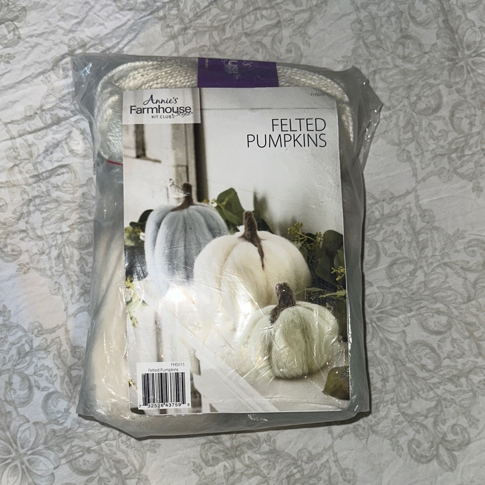 Annie's Farmhouse Yarn Kit in White and Blue